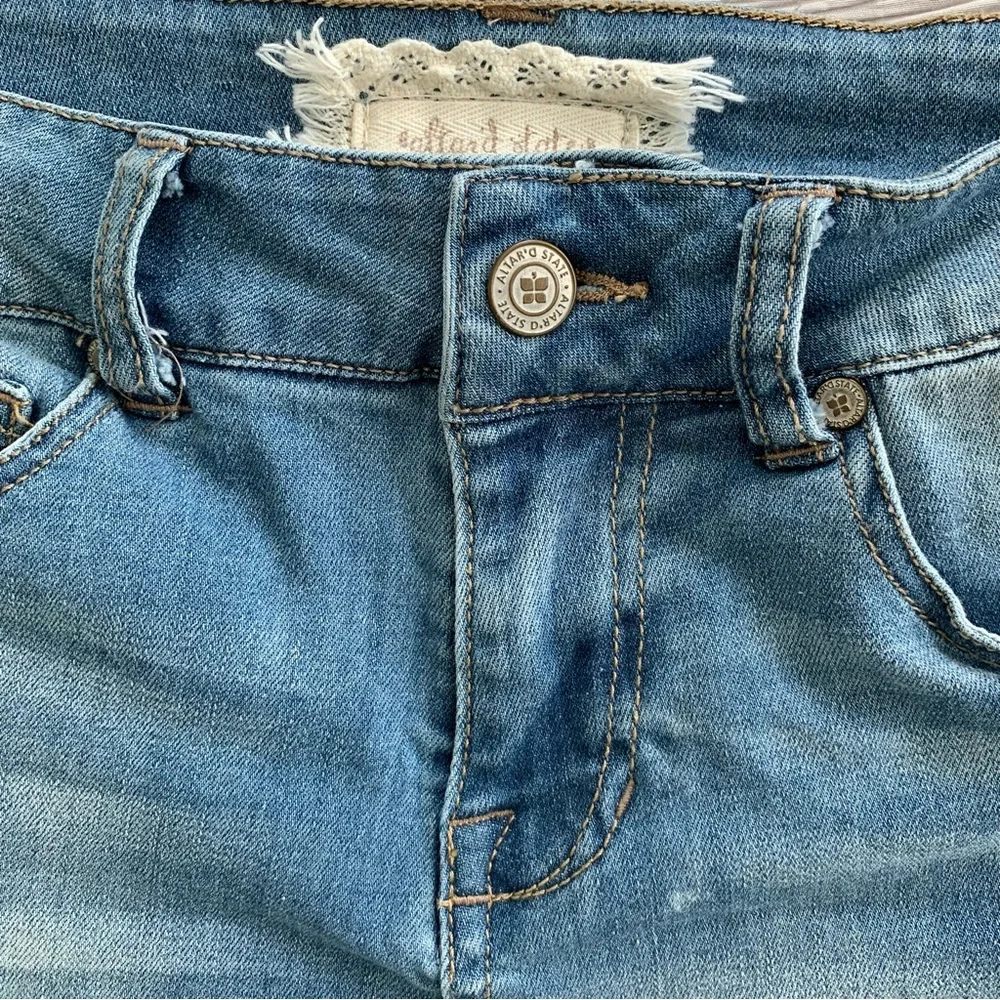 ALTAR’D STATE Ladies Distressed Denim Shorts Cut-Offs Pockets Frayed Hem 26/3‎